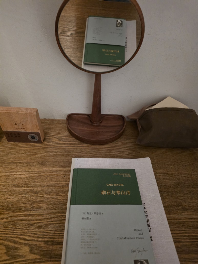 책상 위 거울과 안내문