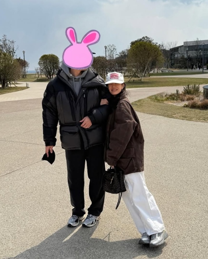 전 국민이 다 아는 얼굴인데... 손예진이 현빈 얼굴 꼭 가렸던 이유 근황 하나로 분위기 바뀌었다 이미지 3