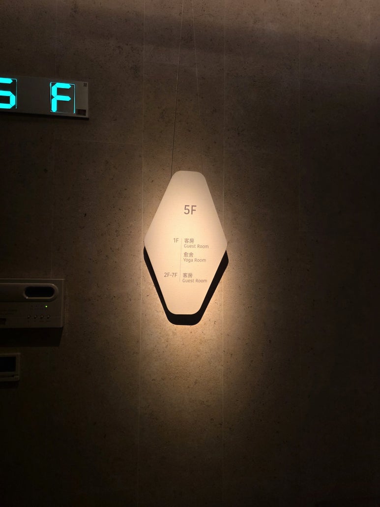 객실로 이어지는 복도와 공용 공간