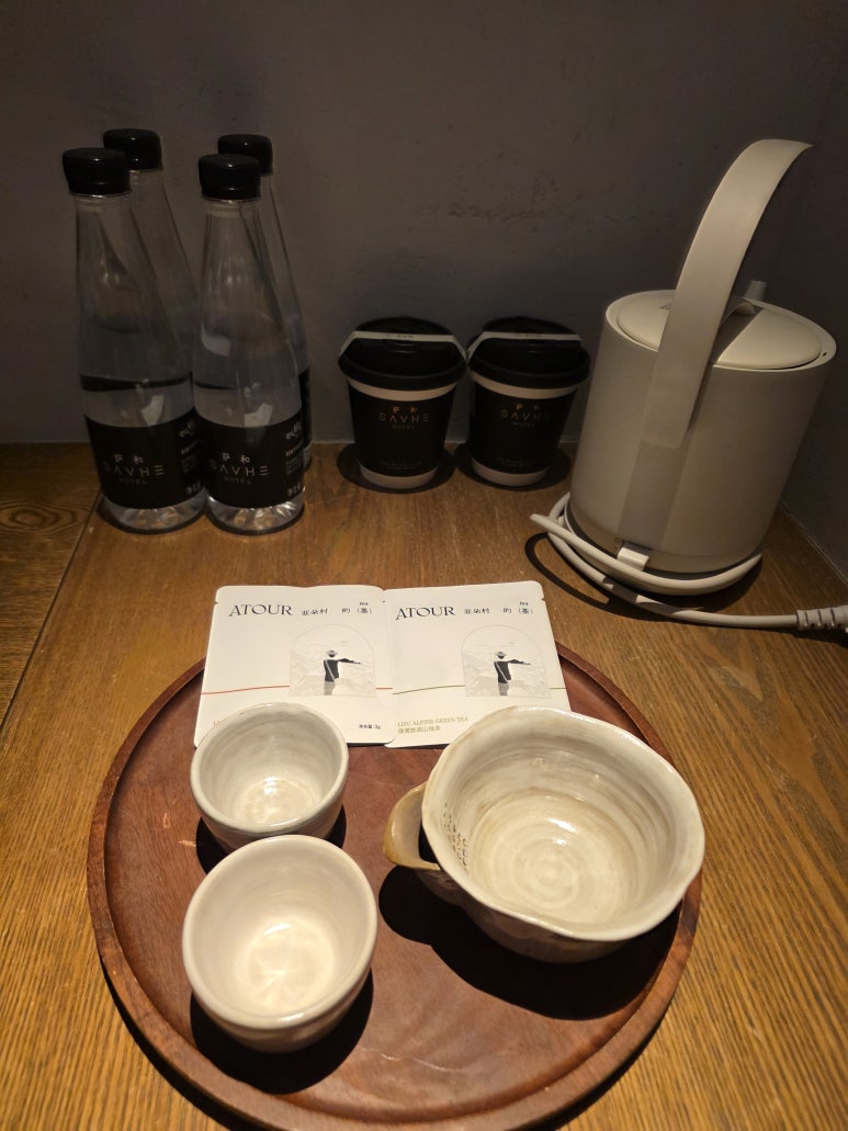 객실에 준비된 찻잔과 전기포트