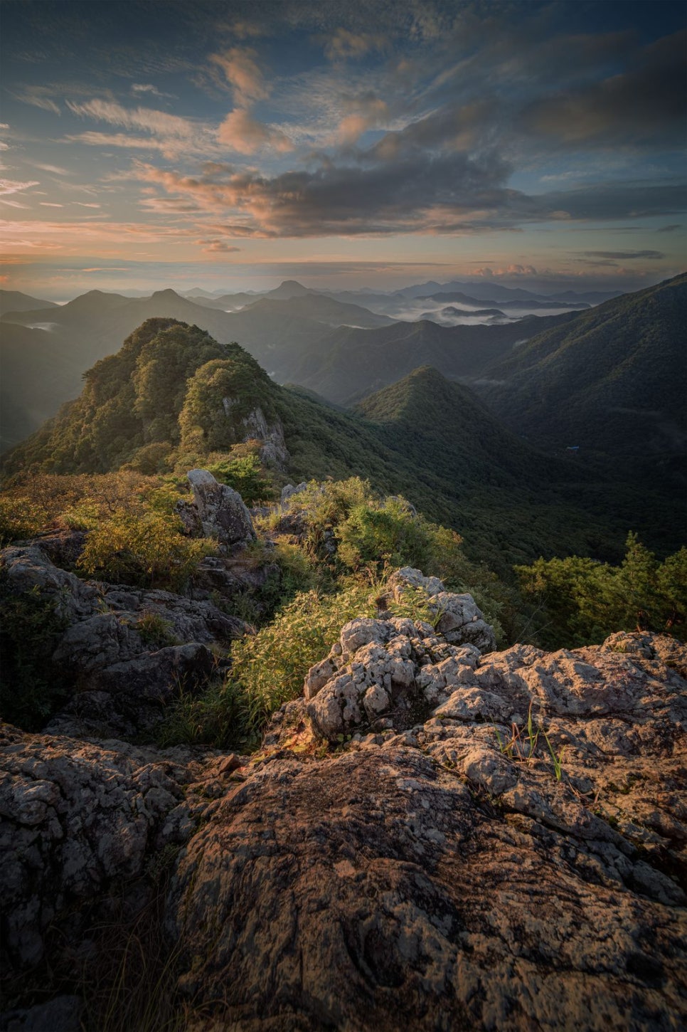 The rock ridge of Seoraebong at Naejangsan under autumn colour.