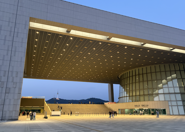 The National Museum of Korea lit up at night.