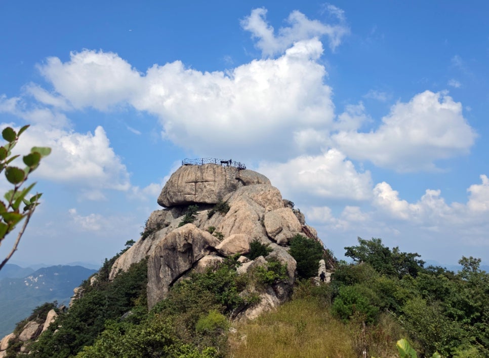 아직 초록빛이 남은 문장대 암봉 위 전망 데크와 파란 하늘