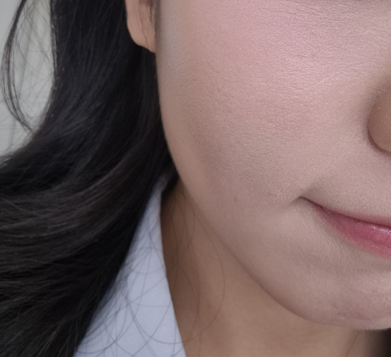메이크업 직후 볼과 턱 초근접샷이에요. 커버력 좋은 베이스와 핑크 립이 보여요.