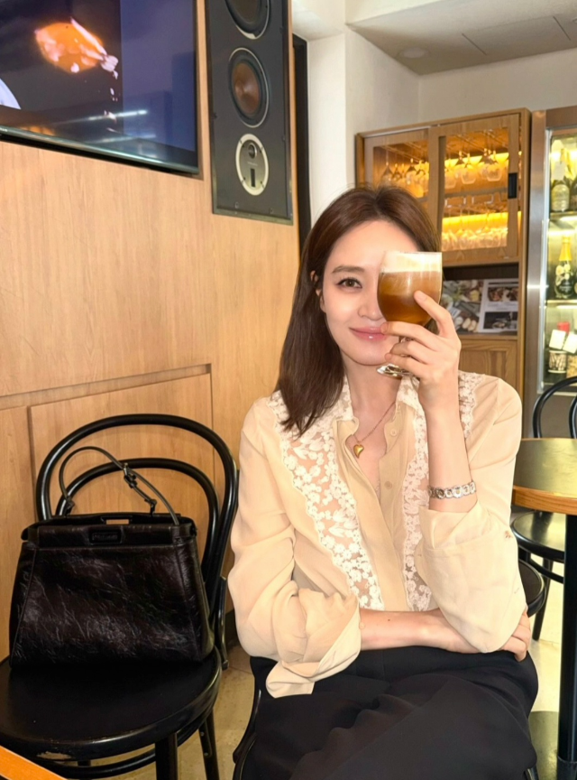 김혜수가 들었더니 가방이 더 커 보였다 170cm 비율에도 존재감 남달랐던 빅백 다시 화제가 되는 흐름 이미지 6
