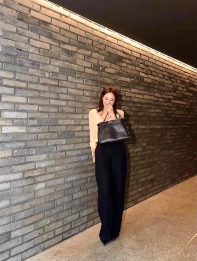 김혜수가 들었더니 가방이 더 커 보였다 170cm 비율에도 존재감 남달랐던 빅백 다시 화제가 되는 흐름 이미지 3