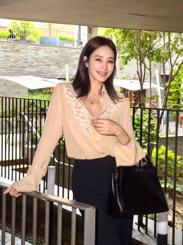 김혜수가 들었더니 가방이 더 커 보였다 170cm 비율에도 존재감 남달랐던 빅백 다시 화제가 되는 흐름 이미지 1