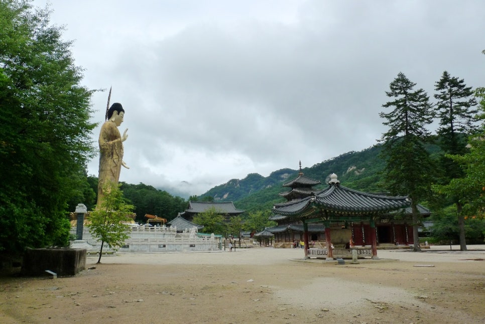 법주사 경내의 금동미륵대불과 오층 목탑 팔상전, 뒤로 속리산 능선