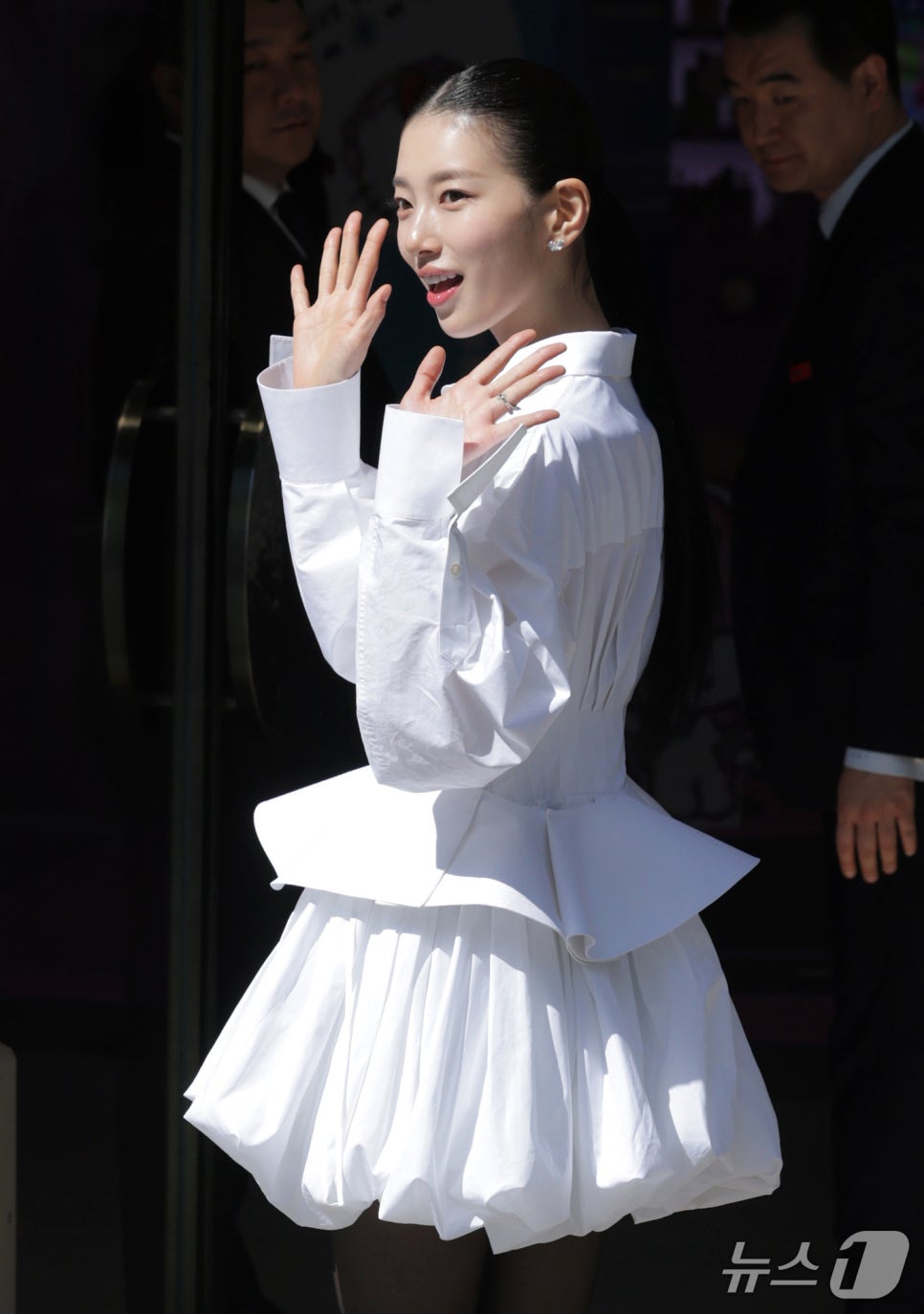 오대오 가르마에 청학동 머리해도 굴욕 하나 없이 예쁜 오늘자 수지 지금 더 주목받는 이유는? 이미지 2