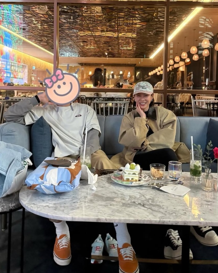 전 국민이 다 아는 얼굴인데... 손예진이 현빈 얼굴 꼭 가렸던 이유 근황 하나로 분위기 바뀌었다 이미지 4