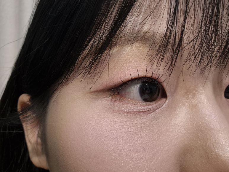 무쌍 눈에 라인으로 꼬리를 넓히고 긴 인조속눈썹을 올린 근접샷이에요.