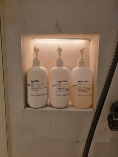 객실 샤워 공간에 비치된 르라보 비품