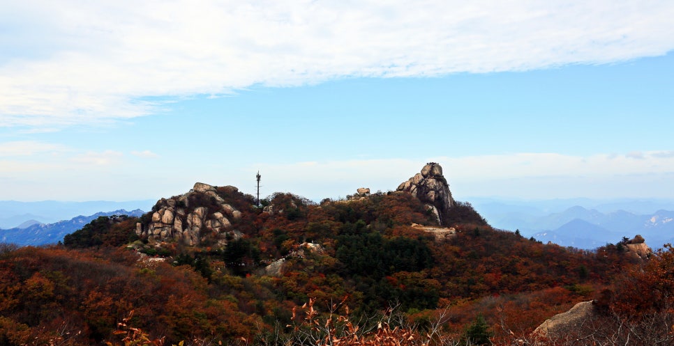 문수봉에서 바라본 문장대 암봉과 이어지는 능선