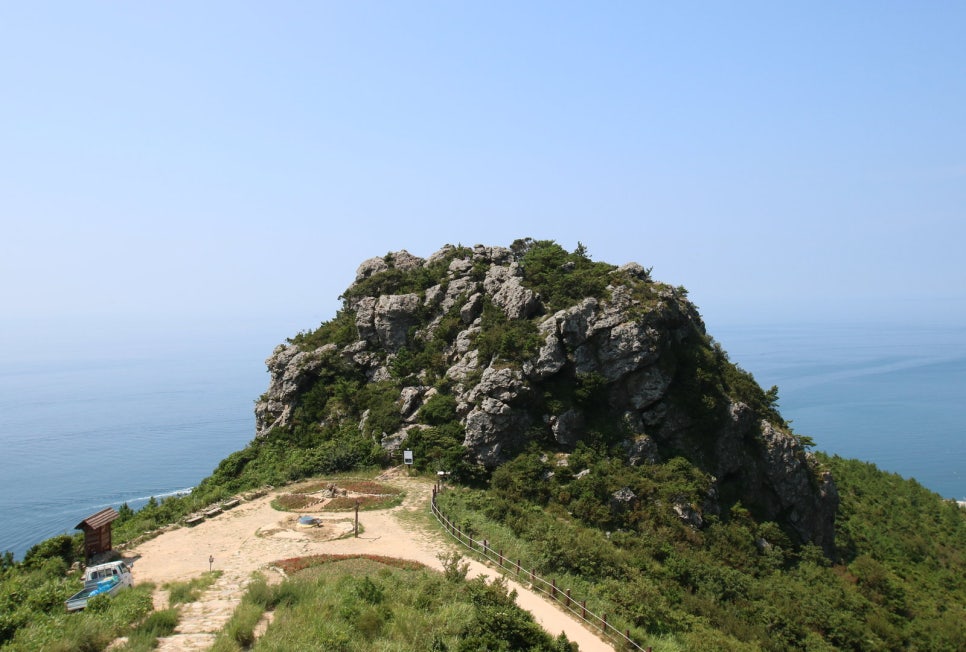 완도 청산도 범바위 일대의 바다와 초록빛 언덕