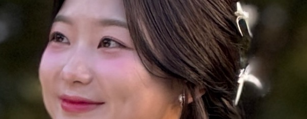 두 번째 의상에 맞춰 더 진해진 치크와 립이에요.