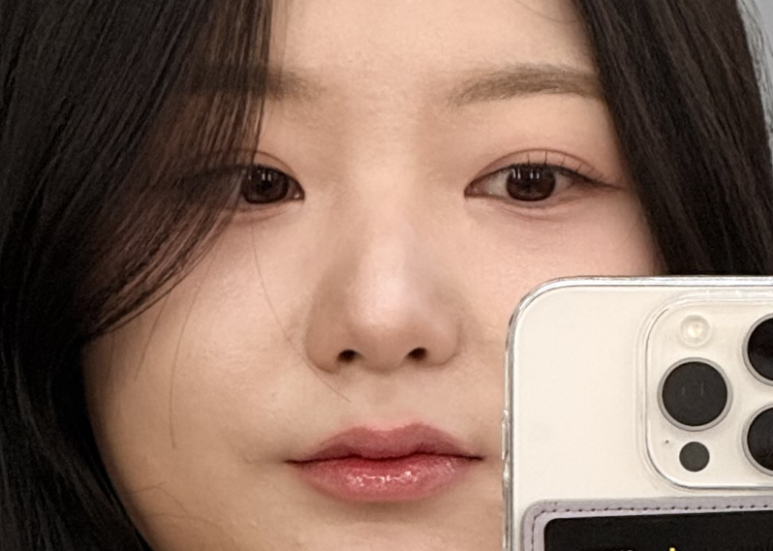 첫 메이크업이에요. 뽀용한 피부와 촉촉한 립이 보여요.