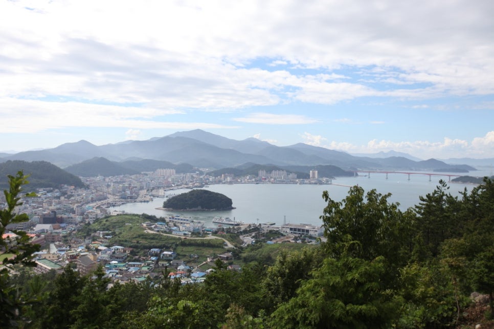 완도 앞바다에 크고 작은 섬들이 겹겹이 늘어선 전경