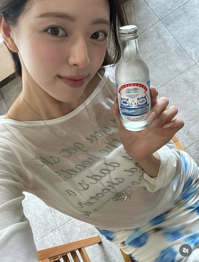 유나가 여행지에서 입은 시스루룩 청순함 살린 여친룩 스타일 지금 다시 보는 사람들이 많다.! 이미지 6