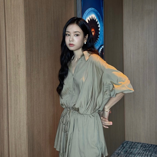 안은진 분위기 확 달라졌다 이자벨마랑 셋업으로 완성한 여신룩 갑자기 시선이 쏠린 이유 뭐지 이미지 4