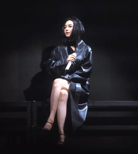 카리나가 가죽 롱코트를 입자 분위기가 달라졌다 월드투어에서 화제 된 시크한 무대룩 영상 하나로 반응 쏟 이미지 2