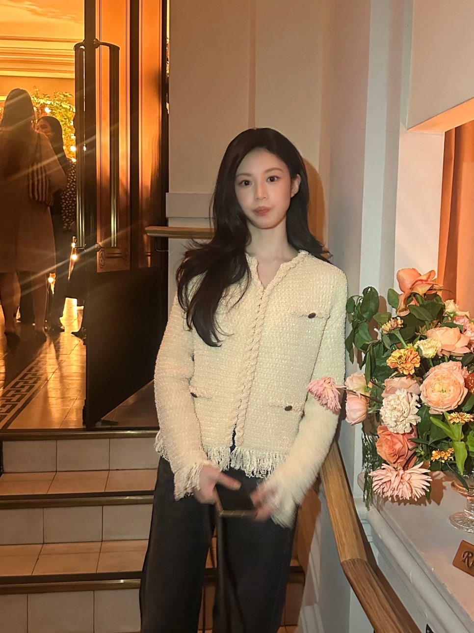 샤넬 트위드를 입고... Ai 같은 미모의 고윤정 갑자기 시선이 쏠린 이유 뭐지 이미지 5