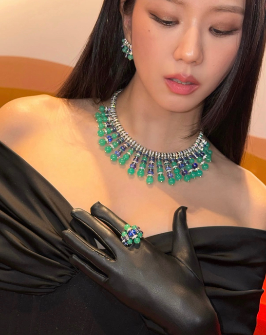 지수가 까르띠에를 입자 달라졌다 블랙 투피스에 빛난 하이주얼리 요즘 다시 관심이 커진 이유 이미지 4