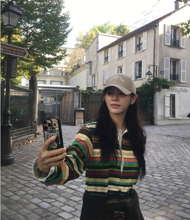 김세정이 파리에서 입으니 더 예뻤다 데뷔 초 분위기 떠올린 랄프로렌 원피스 다시 화제가 되는 흐름이다 이미지 6