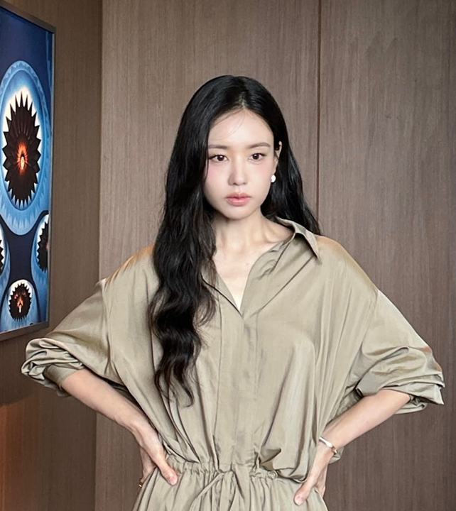 안은진 분위기 확 달라졌다 이자벨마랑 셋업으로 완성한 여신룩 갑자기 시선이 쏠린 이유 뭐지 이미지 1