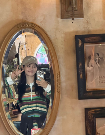 김세정이 파리에서 입으니 더 예뻤다 데뷔 초 분위기 떠올린 랄프로렌 원피스 다시 화제가 되는 흐름이다 이미지 5