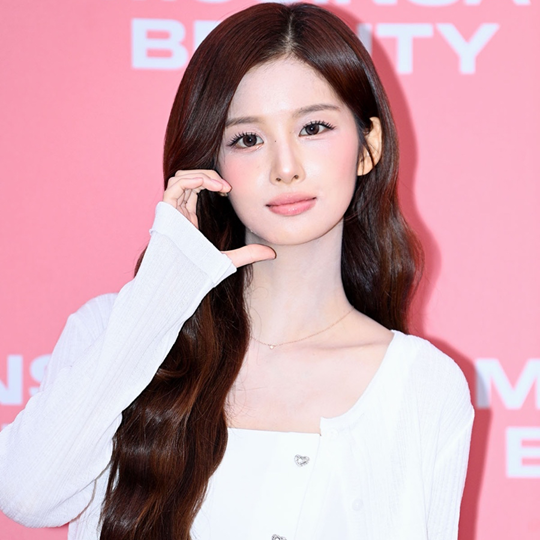 설윤이 입으니 더 사랑스러웠다 올화이트 미니 원피스 여친룩 다시 화제가 되는 흐름이다 이미지 2
