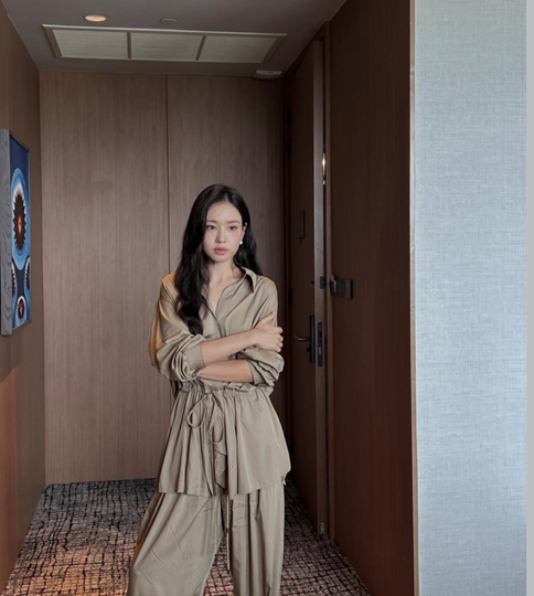 안은진 분위기 확 달라졌다 이자벨마랑 셋업으로 완성한 여신룩 갑자기 시선이 쏠린 이유 뭐지 이미지 5