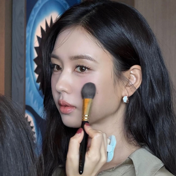 안은진 분위기 확 달라졌다 이자벨마랑 셋업으로 완성한 여신룩 갑자기 시선이 쏠린 이유 뭐지 이미지 6