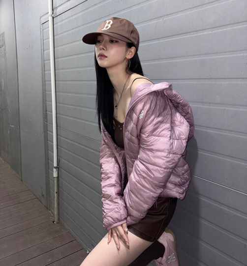 카리나가 입으니 핑크 패딩도 달라 보였다 브라톱부터 소라게 모자까지 최근 분위기가 확 바뀌었다 이미지 3