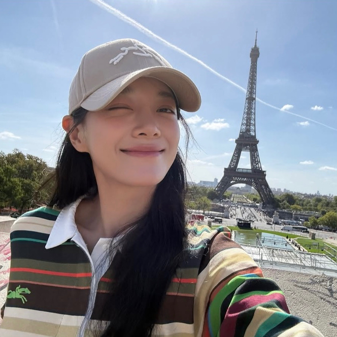 김세정이 파리에서 입으니 더 예뻤다 데뷔 초 분위기 떠올린 랄프로렌 원피스 다시 화제가 되는 흐름이다 이미지 1