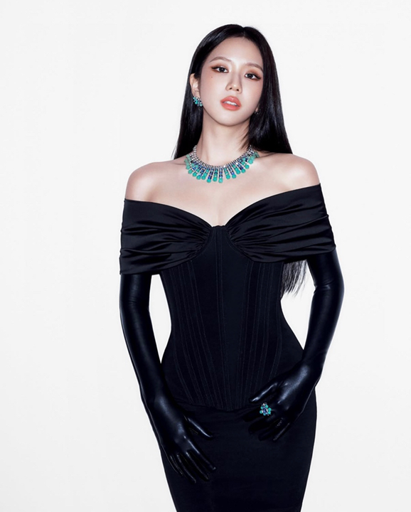 지수가 까르띠에를 입자 달라졌다 블랙 투피스에 빛난 하이주얼리 요즘 다시 관심이 커진 이유 이미지 1