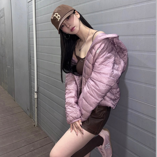 카리나가 입으니 핑크 패딩도 달라 보였다 브라톱부터 소라게 모자까지 최근 분위기가 확 바뀌었다 이미지 2