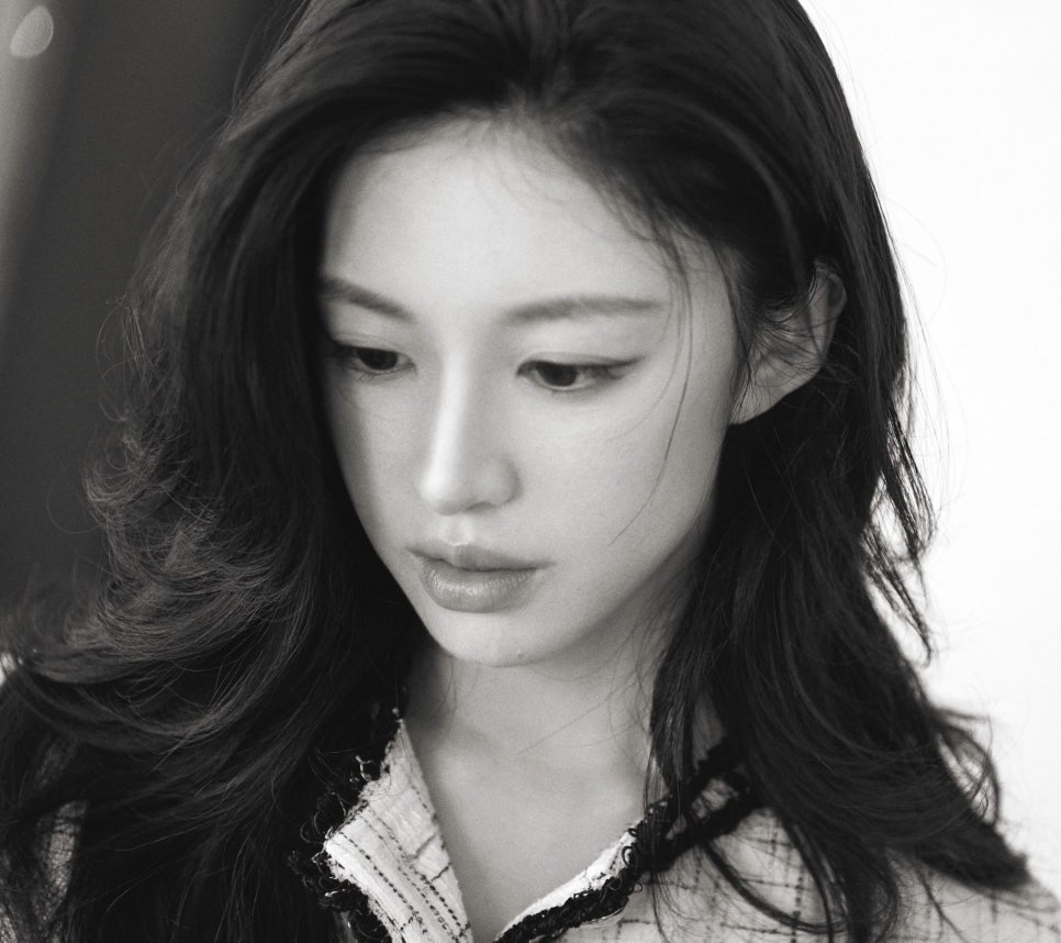 샤넬 트위드를 입고... Ai 같은 미모의 고윤정 갑자기 시선이 쏠린 이유 뭐지 이미지 1