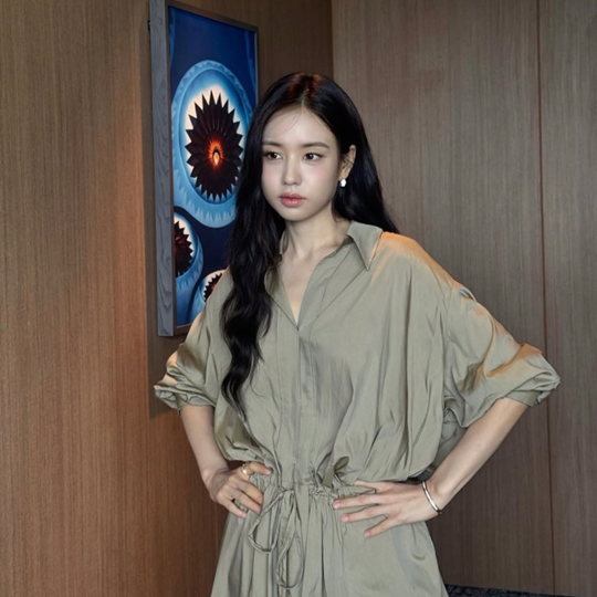 안은진 분위기 확 달라졌다 이자벨마랑 셋업으로 완성한 여신룩 갑자기 시선이 쏠린 이유 뭐지 이미지 3