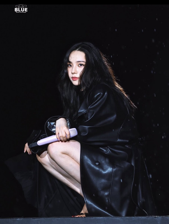 카리나가 가죽 롱코트를 입자 분위기가 달라졌다 무대에서 완성한 시크한 룩 영상 하나로 반응 쏟아졌다 이미지 2
