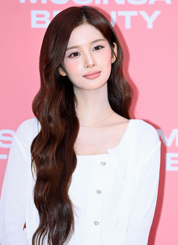 설윤이 입으니 더 사랑스러웠다 올화이트 미니 원피스 여친룩 다시 화제가 되는 흐름이다 이미지 4