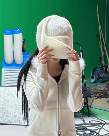 카리나가 입으니 핑크 패딩도 달라 보였다 브라톱부터 소라게 모자까지 최근 분위기가 확 바뀌었다 이미지 4