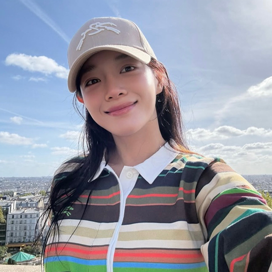 김세정이 파리에서 입으니 더 예뻤다 데뷔 초 분위기 떠올린 랄프로렌 원피스 다시 화제가 되는 흐름이다 이미지 2