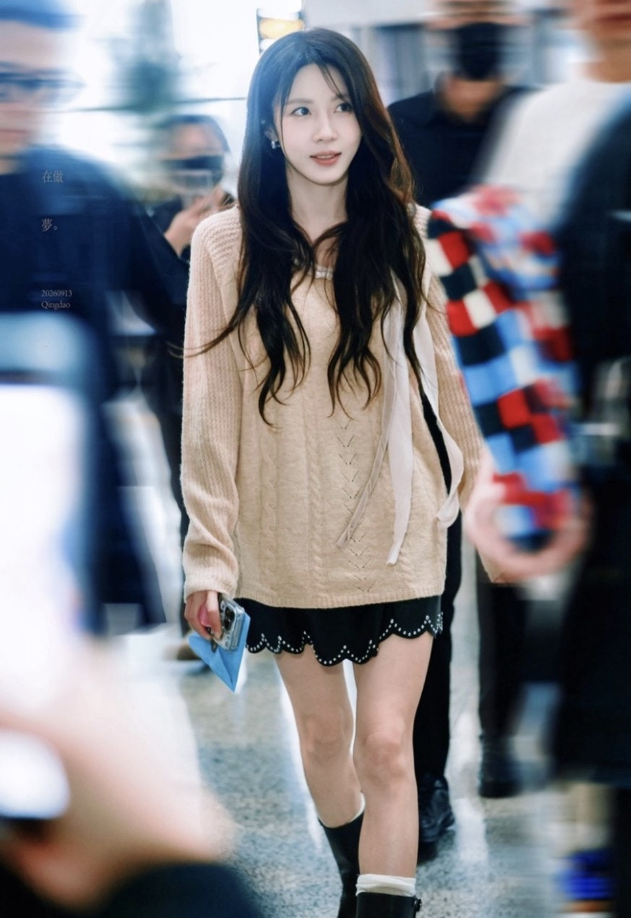 순간 장원영인줄.. 곧 50살인데 20대 패션 소화한 여배우 자라 원피스 영상 하나로 반응 쏟아졌다 이미지 3