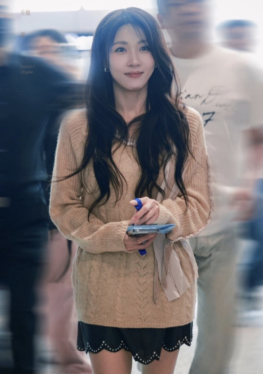순간 장원영인줄.. 곧 50살인데 20대 패션 소화한 여배우 자라 원피스 영상 하나로 반응 쏟아졌다 이미지 5