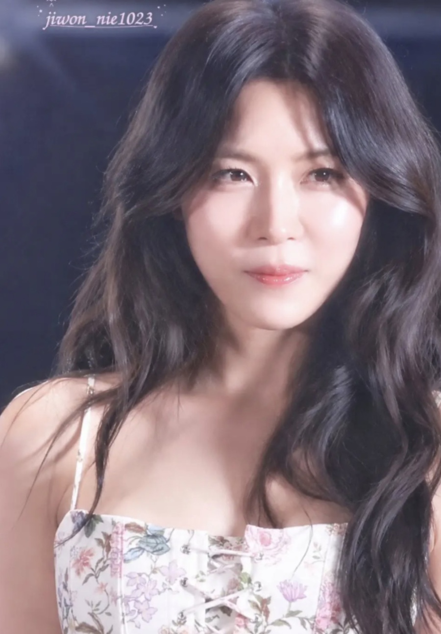 순간 장원영인줄.. 곧 50살인데 20대 패션 소화한 여배우 자라 원피스 영상 하나로 반응 쏟아졌다 이미지 4