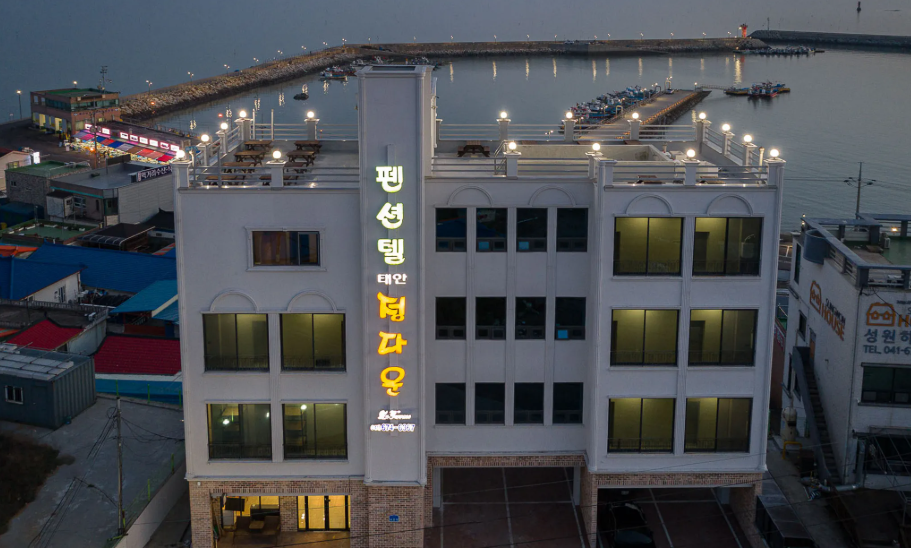 태안 몽산포정다운펜션 외관 야경, 몽산포항 바로 앞 펜션 건물