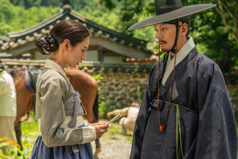 파격 노출엔 번쩍 왜 요즘 더 눈길이 가는 걸까 이미지 1