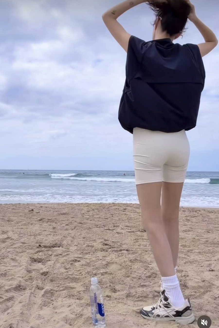 애를 안 낳아서 안 늙었다는데.. 20대보다 예쁜 48세 연예인 레깅스 패션 예상과 전혀 다른 반응이 이미지 1