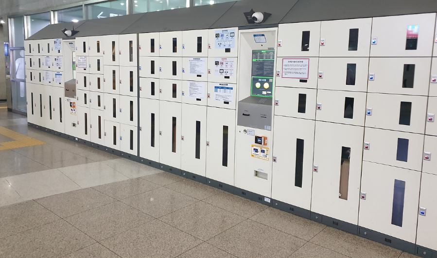 용산역 짐보관함 안내 사진, 2번 출구 양옆에 설치된 물품보관함