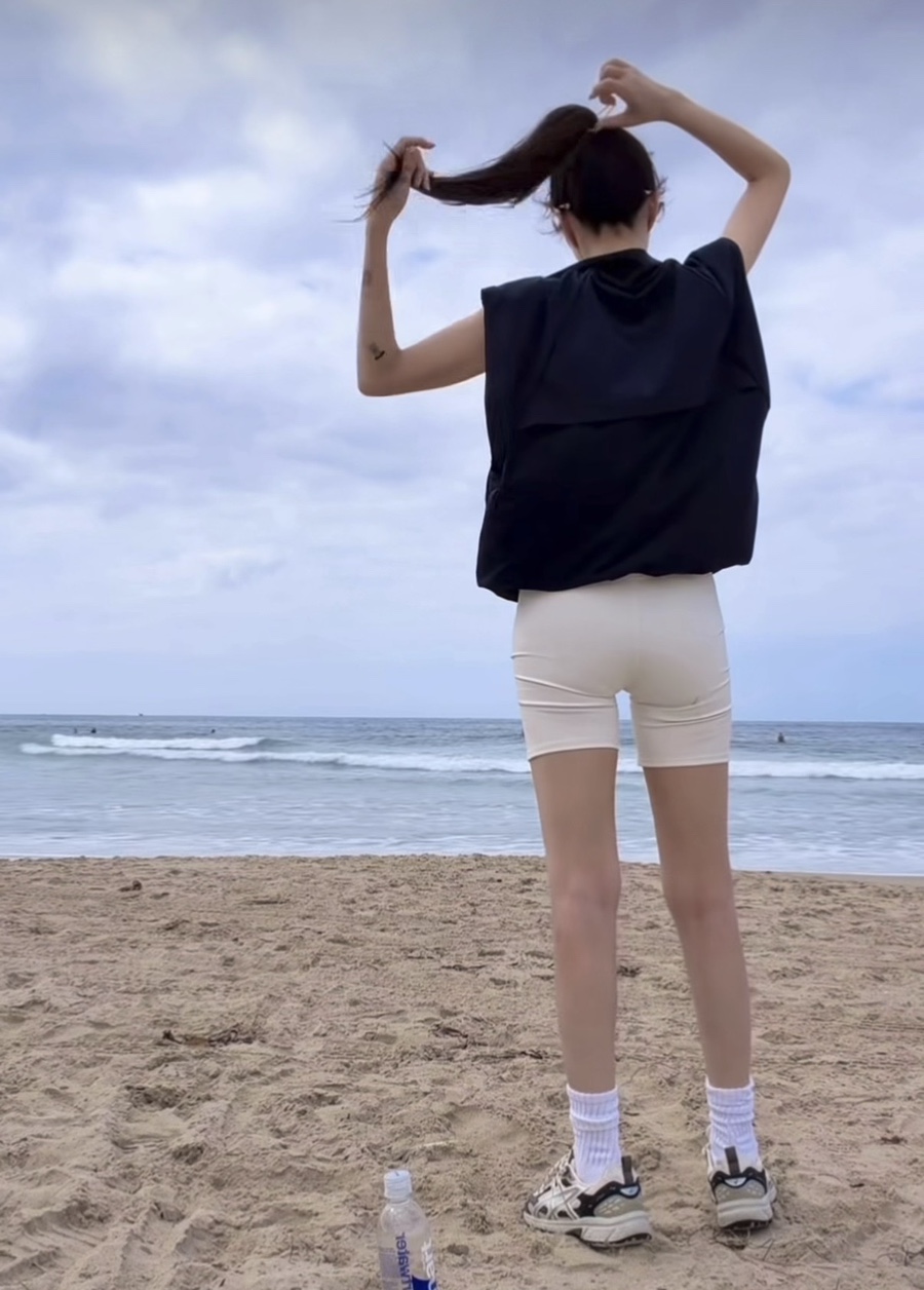 애를 안 낳아서 안 늙었다는데.. 20대보다 예쁜 48세 연예인 레깅스 패션 예상과 전혀 다른 반응이 이미지 3